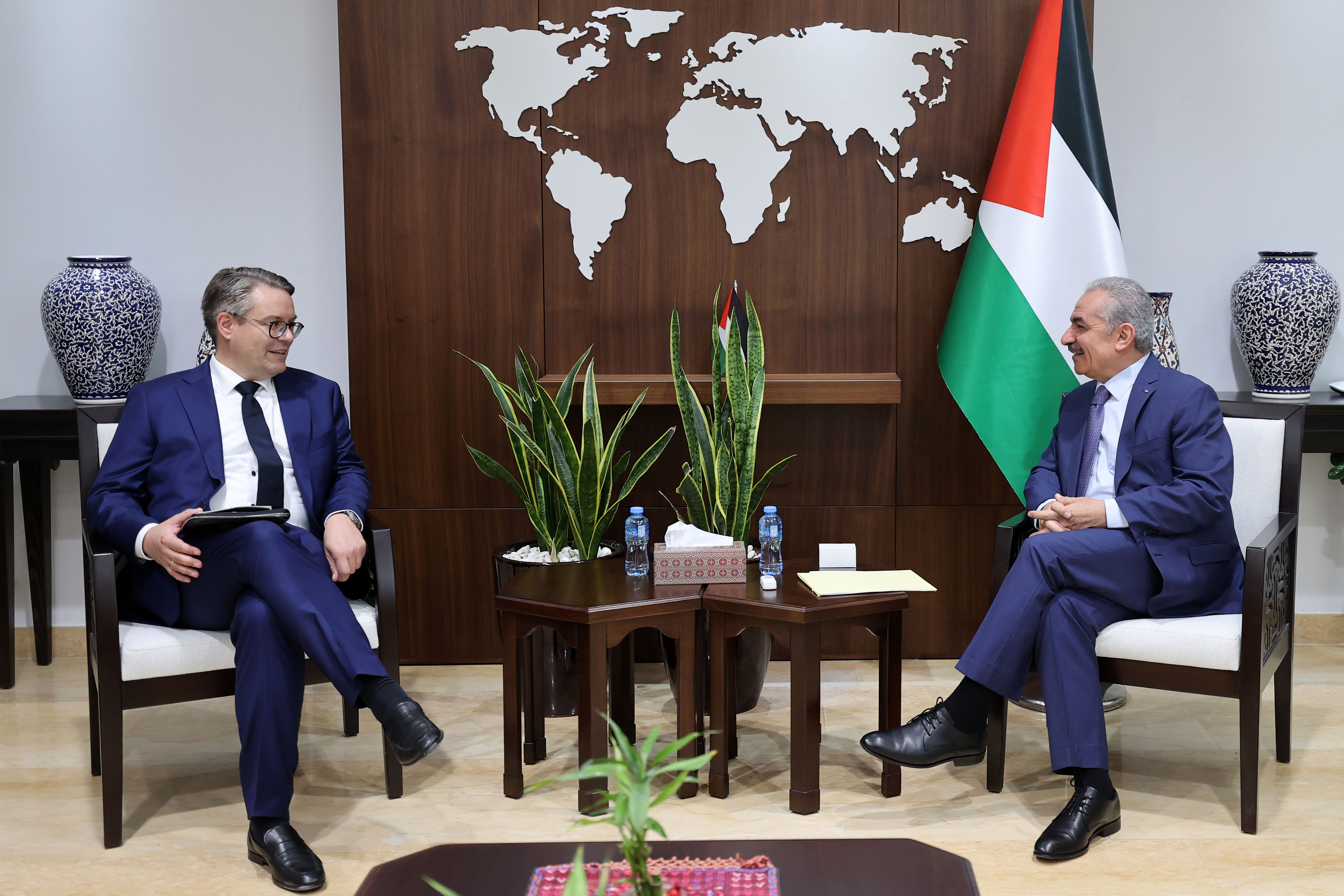 رئيس الوزراء خلال لقاء وزير الدولة في وزارة الخارجية الألمانية.